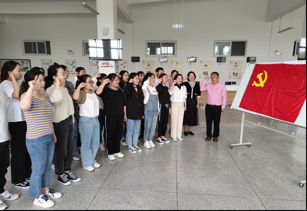 全体党员在党旗面前宣誓