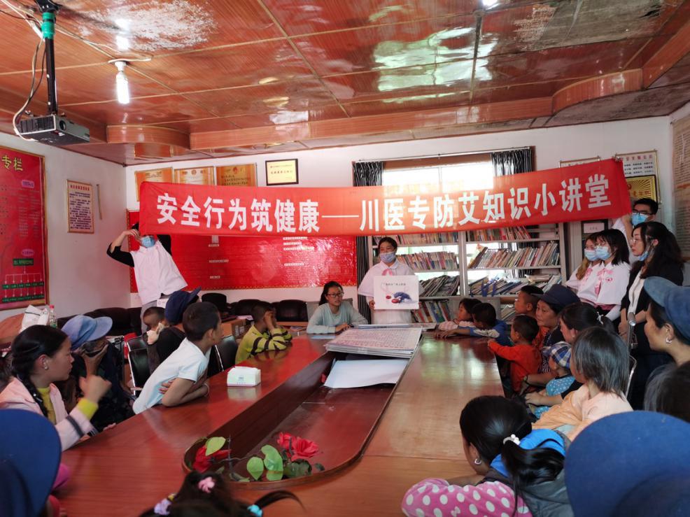 为当地群众进行健康知识宣讲